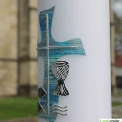 Weiße Konfirmationskerze mit blau-silbernem Kreuz, Fischen, Wellen & Kelch – personalisierbar