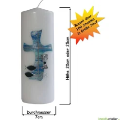 Weiße Konfirmationskerze mit blau-silbernem Kreuz, Fischen, Wellen & Kelch – personalisierbar