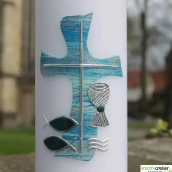 Weiße Konfirmationskerze mit blau-silbernem Kreuz, Fischen, Wellen & Kelch – personalisierbar