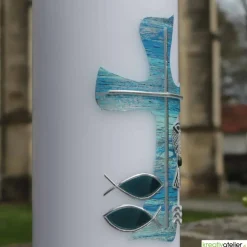Weiße Konfirmationskerze mit blau-silbernem Kreuz, Fischen, Wellen & Kelch – personalisierbar