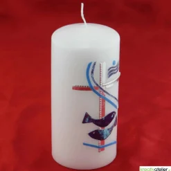 Weiße Konfirmationskerze mit Fischen, Kreuz und Weihwasser – Silber-Blau verziert, personalisierbar