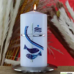 Weiße Konfirmationskerze mit Fischen, Kreuz und Weihwasser – Silber-Blau verziert, personalisierbar