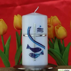 Weiße Konfirmationskerze mit Fischen, Kreuz und Weihwasser – Silber-Blau verziert, personalisierbar