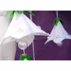 Weiße Stoff-Blüten für alle Jahreszeiten – Handgemachte Hängedeko mit Perlen und Filzblatt