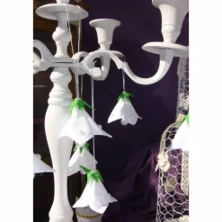 Weiße Stoff-Blüten für alle Jahreszeiten – Handgemachte Hängedeko mit Perlen und Filzblatt