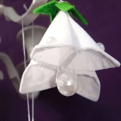 Weiße Stoff-Blüten für alle Jahreszeiten – Handgemachte Hängedeko mit Perlen und Filzblatt