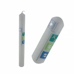 weiße Taufkerze mit Kreuz und den Symbolen Taube, Alpha und Omega, Wellen, Fisch auf 4 farbigen Kacheln