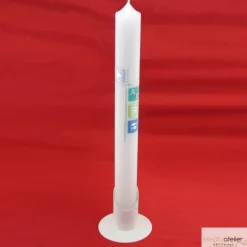 weiße Taufkerze mit Kreuz und den Symbolen Taube, Alpha und Omega, Wellen, Fisch auf 4 farbigen Kacheln