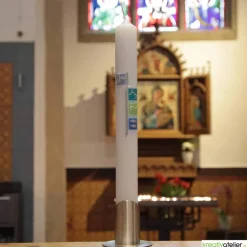 weiße Taufkerze mit Kreuz und den Symbolen Taube, Alpha und Omega, Wellen, Fisch auf 4 farbigen Kacheln