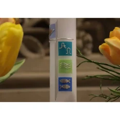 weiße Taufkerze mit Kreuz und den Symbolen Taube, Alpha und Omega, Wellen, Fisch auf 4 farbigen Kacheln