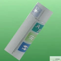 weiße Taufkerze mit Kreuz und den Symbolen Taube, Alpha und Omega, Wellen, Fisch auf 4 farbigen Kacheln