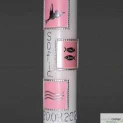 Weiße Taufkerze mit Kreuz und Taube, Fischen und Welle jeweils auf drei farbigen Kacheln, blau oder rosa