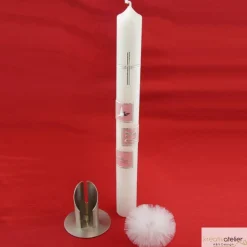 Weiße Taufkerze mit Kreuz und Taube, Fischen und Welle jeweils auf drei farbigen Kacheln, blau oder rosa