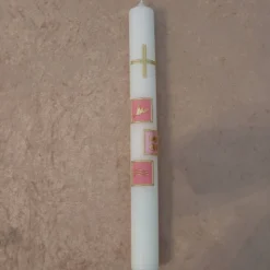 Weiße Taufkerze mit Kreuz und Taube, Fischen und Welle jeweils auf drei farbigen Kacheln, blau oder rosa