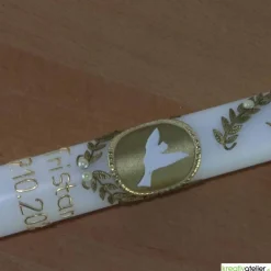weiße Taufkerze mit Pax, Lorbeerzweig und Taube auf goldener Kachel, gold verziert schlanke Taufkerze handmade