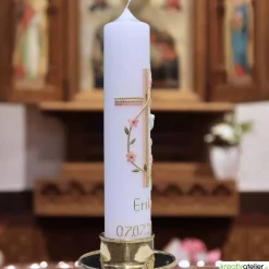 Weiße Taufkerze Taube, Kreuz und Blumenranke, blau für Jungen oder rosa für Mädchen personalisierbar mit Namen und Datum