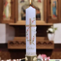 Weiße Taufkerze Taube, Kreuz und Blumenranke, blau für Jungen oder rosa für Mädchen personalisierbar mit Namen und Datum