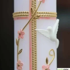 Weiße Taufkerze Taube, Kreuz und Blumenranke, blau für Jungen oder rosa für Mädchen personalisierbar mit Namen und Datum