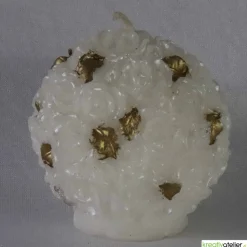 Weiße Weihnachtskerze mit Rosen und goldenen Blättern