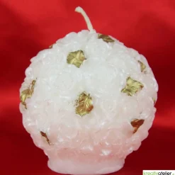 Weiße Weihnachtskerze mit Rosen und goldenen Blättern