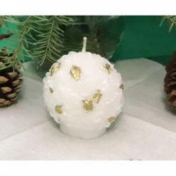 Weiße Weihnachtskerze mit Rosen und goldenen Blättern