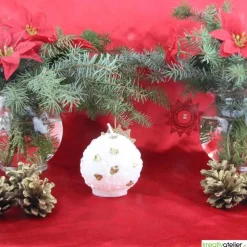 Weiße Weihnachtskerze mit Rosen und goldenen Blättern