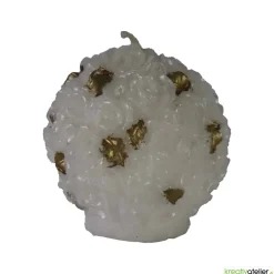 Weiße Weihnachtskerze mit Rosen und goldenen Blättern