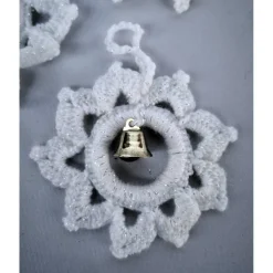 weißer gehäkelter Baumschmuck mit Glöckchen