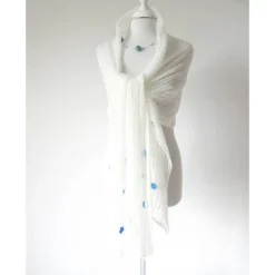 Weißer Mohair Schal mit blauen Blüten, gestrickte Stola Hochzeit, festliches Tuch für die Braut, Sommer Schultertuch