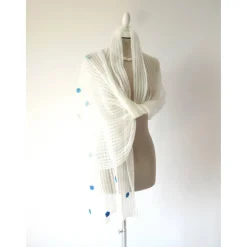 Weißer Mohair Schal mit blauen Blüten, gestrickte Stola Hochzeit, festliches Tuch für die Braut, Sommer Schultertuch