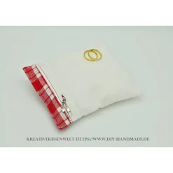 Weißes Ringkissen Angler – Handgemachtes Landhaus Ringträgerkissen mit Angelhaken für Hochzeit