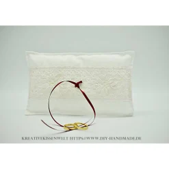 Weißes Ringkissen mit handgehäkelter Baumwollspitze, Unikat, 20x12 cm für Deine Hochzeit