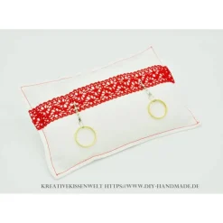 Weißes Ringkissen mit roter Spitze & Angelhaken – Unikat für Anglerhochzeit, 18.5x11.5 cm