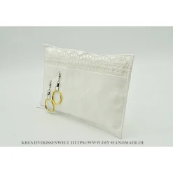 Weißes Ringkissen mit Spitze und Angelhaken – Handgemachtes Unikat für Hochzeit & Trauung, 19.5x11 cm