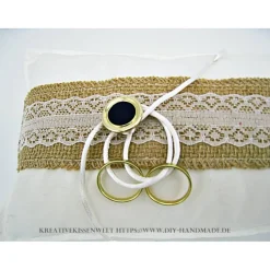 Weißes Ringkissen mit Spitze und Sackleinen, 24x14 cm – Handgemachtes Unikat für die Hochzeit