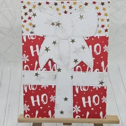 Weihnachtliche A6-Grußkarte mit Gutscheinfach – Rotes Geschenkdesign mit Sternen-Schleife & Umschlag