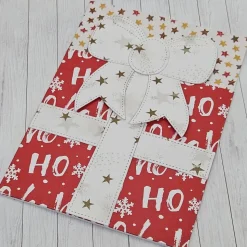 Weihnachtliche A6-Grußkarte mit Gutscheinfach – Rotes Geschenkdesign mit Sternen-Schleife & Umschlag