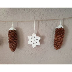 Weihnachtliche Girlande mit gehäkelten Sternen und echten Zapfen – Rustikale Wanddeko für Winter und Weihnachten