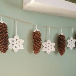 Weihnachtliche Girlande mit gehäkelten Sternen und echten Zapfen – Rustikale Wanddeko für Winter und Weihnachten