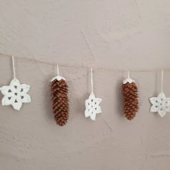 Weihnachtliche Girlande mit gehäkelten Sternen und echten Zapfen – Rustikale Wanddeko für Winter und Weihnachten