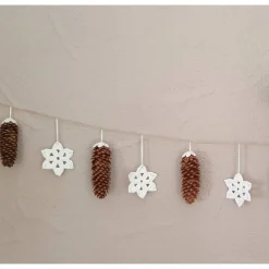 Weihnachtliche Girlande mit gehäkelten Sternen und echten Zapfen – Rustikale Wanddeko für Winter und Weihnachten