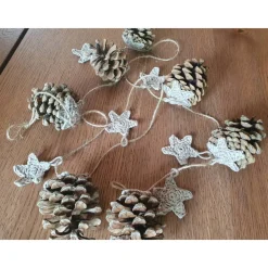 Weihnachtliche Kieferzapfen-Girlande mit gehäkelten Sternen - Natürliche rustikale Deko