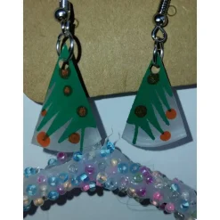 Weihnachtliche Ohrringe mit Tannenbaum Motiv Anhänger – Handgemacht aus Schrumpffolie