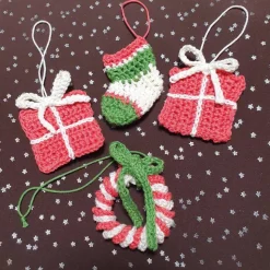 Weihnachtlicher Baumschmuck, gehäkelt in traditionellen Farben rot, grün, weiß