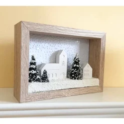 Weihnachtlicher Bilderrahmen mit beleuchtetem, verschneitem Dorf – winterliche Deko zum Hängen oder Stellen