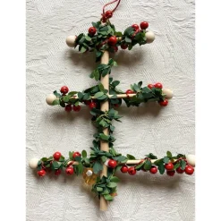 Weihnachtlicher Friesenbaum mit Dekorationselementen