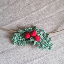 Weihnachtlicher Geschenkanhänger mit Stechpalmenblatt, gehäkelte Weihnachtsdeko