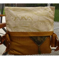 Weihnachtlicher Kissenbezug mit Schleifen zum Schließen