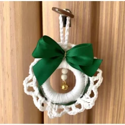 Weihnachtliches Häkelkränzchen Baumschmuck in weiß mit grüner Schleife von Hobbyhaus
