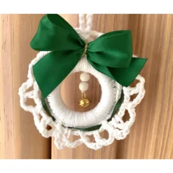 Weihnachtliches Häkelkränzchen Baumschmuck in weiß mit grüner Schleife von Hobbyhaus